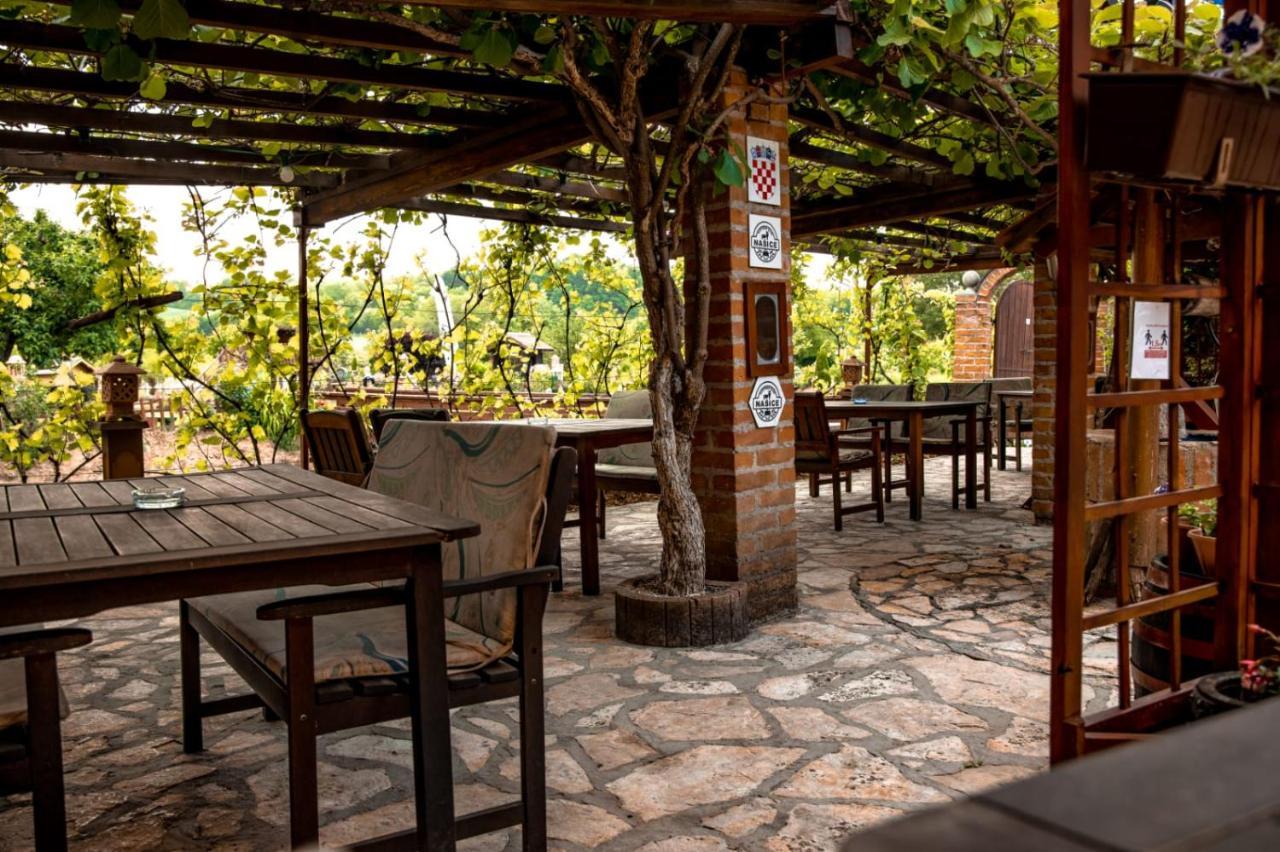 Hotel Restoran I Prenociste Egghus Nasice Exterior foto