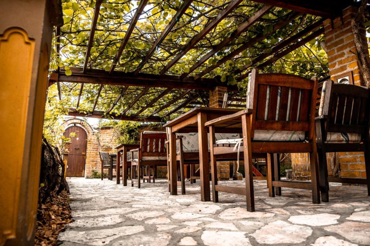 Hotel Restoran I Prenociste Egghus Nasice Exterior foto