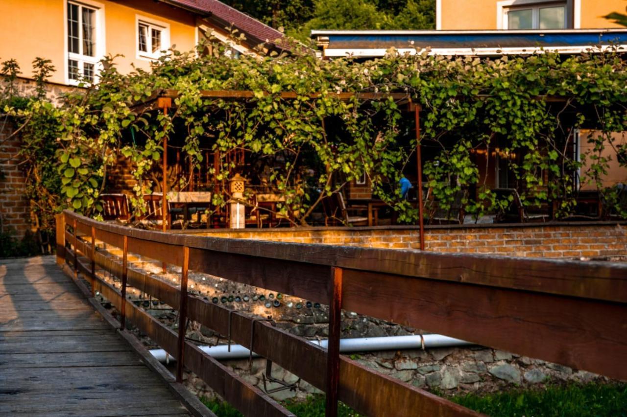 Hotel Restoran I Prenociste Egghus Nasice Exterior foto